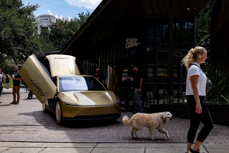 Patroli polisi berkuda saat Tesla Cybercab berwarna emas tiba untuk sebuah acara di pusat kota Austin, Texas, AS, pada 3 September 2026. (REUTERS/Kaylee Greenlee)