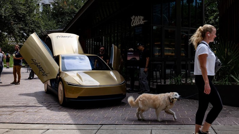 Sejumlah orang mengamati Tesla Cybercab berwarna emas yang diparkir di luar sebuah bar di pusat kota menjelang sebuah acara di Austin, Texas, AS, pada 3 September 2026.