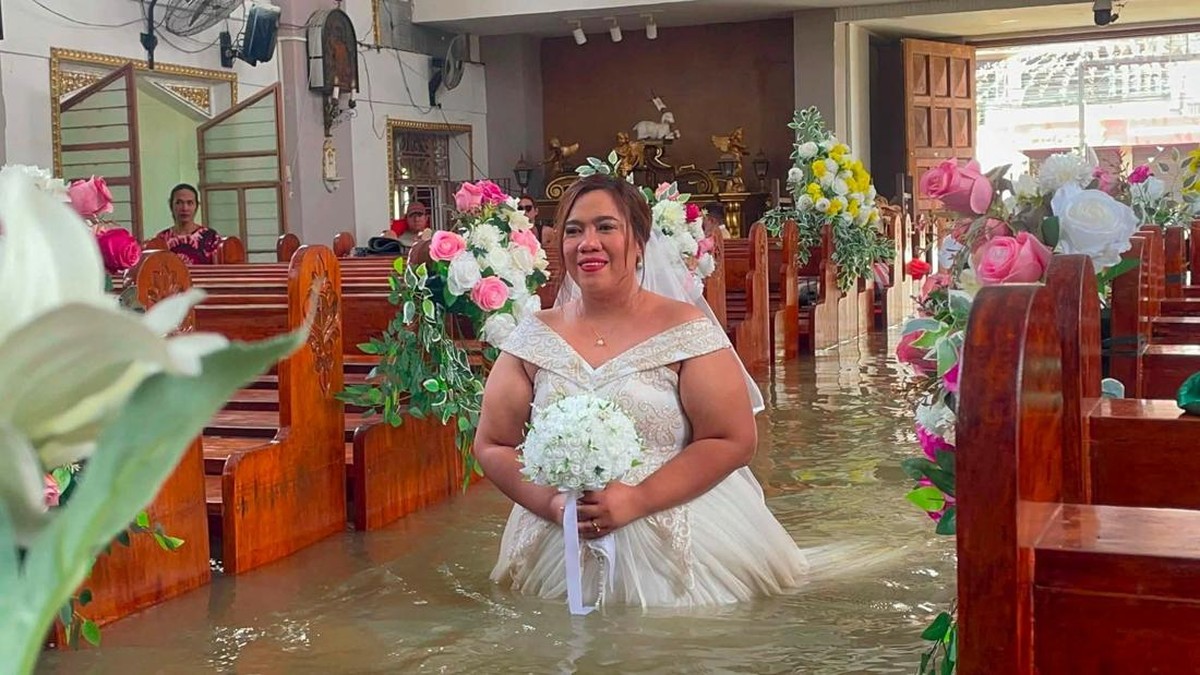 Potret Pengantin Terobos Banjir Tinggi Rendam Gereja Demi Sah Menikah