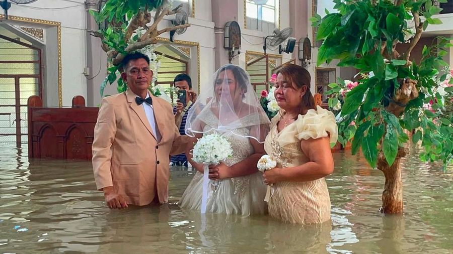 Seorang pengantin wanita Filipina berjalan di lorong Paroki St. Yohanes Pembaptis di tengah banjir di Hagonoy, provinsi Bulacan, Filipina, 1 September 2026. Seorang pengantin wanita Filipina berjalan di lorong Paroki St. Yohanes Pembaptis di tengah banjir di Hagonoy, provinsi Bulacan, Filipina, 1 September 2026.