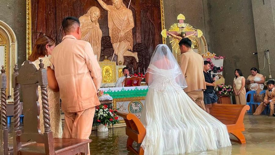 Sepasang kekasih asal Filipina melangsungkan pernikahan di tengah genangan banjir di Paroki St. John the Baptist di Hagonoy, Provinsi Bulacan, Filipina, pada 1 September 2026. Sepasang kekasih asal Filipina melangsungkan pernikahan di tengah genangan banjir di Paroki St. John the Baptist di Hagonoy, Provinsi Bulacan, Filipina, pada 1 September 2026.