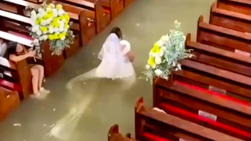 Sepasang kekasih di Provinsi Bulacan, Filipina, tetap melangsungkan pernikahan mereka pada Selasa (1/9/2026), meski banjir setinggi pinggang menggenangi bagian dalam gereja tempat upacara digelar.