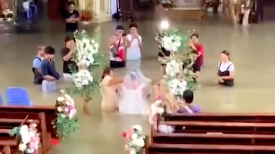 Sepasang kekasih di Provinsi Bulacan, Filipina, tetap melangsungkan pernikahan mereka pada Selasa (1/9/2026), meski banjir setinggi pinggang menggenangi bagian dalam gereja tempat upacara digelar. Sepasang kekasih di Provinsi Bulacan, Filipina, tetap melangsungkan pernikahan mereka pada Selasa (1/9/2026), meski banjir setinggi pinggang menggenangi bagian dalam gereja tempat upacara digelar.
