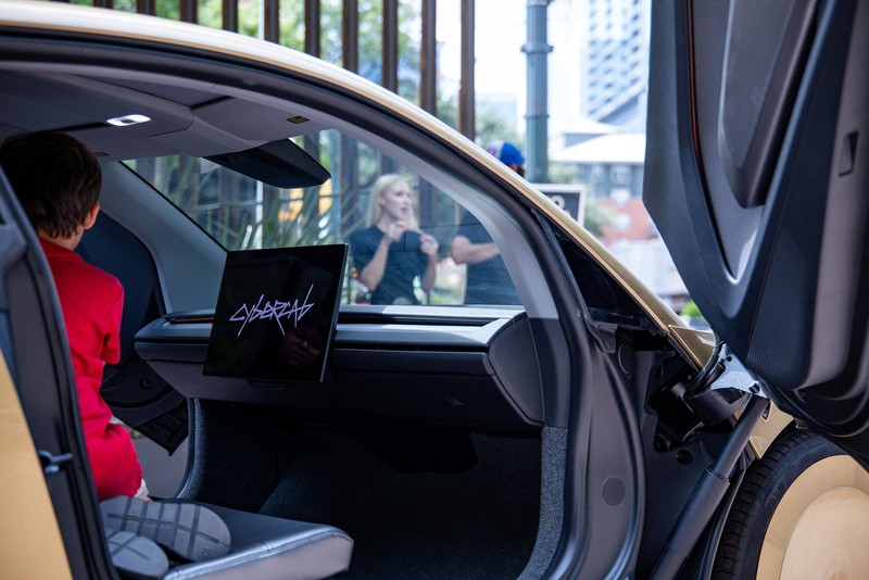 Patroli polisi berkuda saat Tesla Cybercab berwarna emas tiba untuk sebuah acara di pusat kota Austin, Texas, AS, pada 3 September 2026. (REUTERS/Kaylee Greenlee)