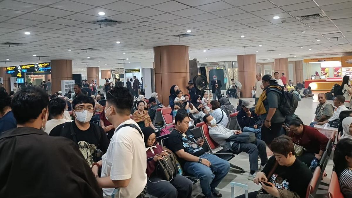 Bandara Supadio Kacau, Penumpang Gelar Demo dan Nginap Masal