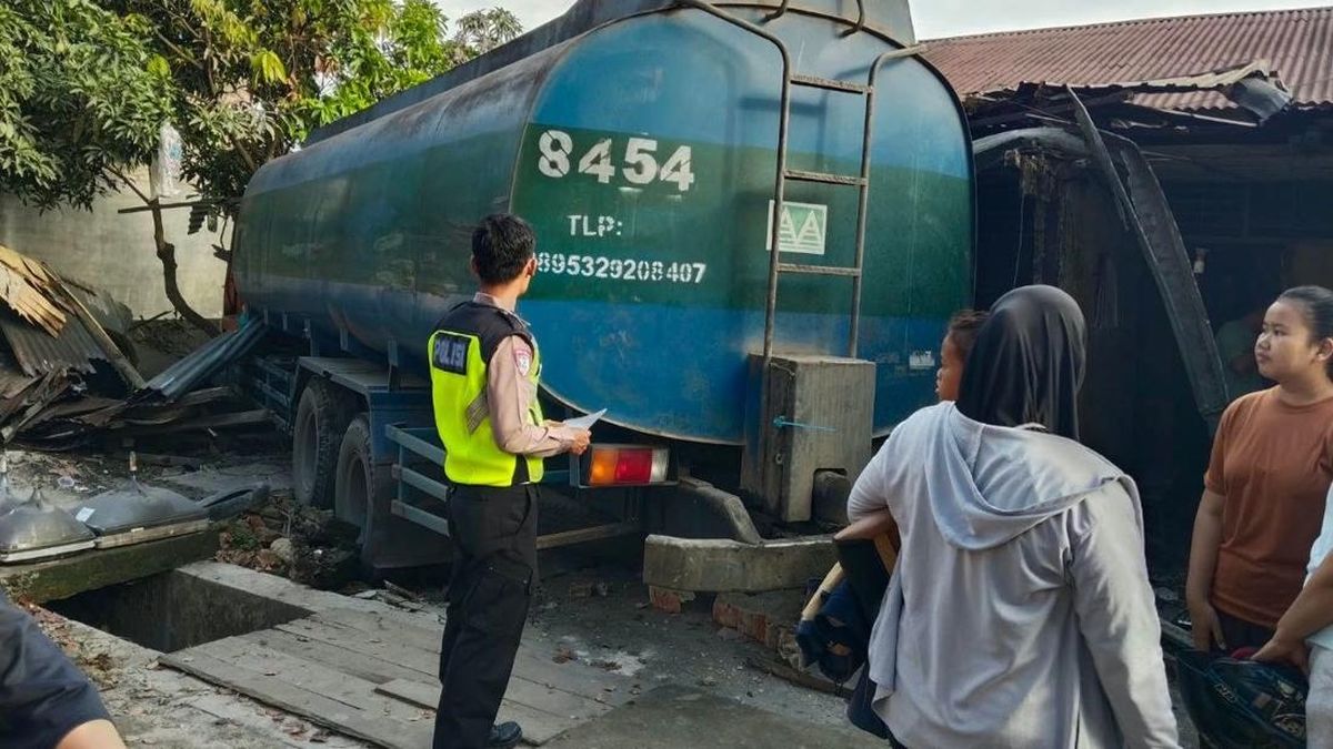 Sopir Ngantuk, Truk Tangki Tabrak Rumah Lansia di Sergai hingga Rusak Parah