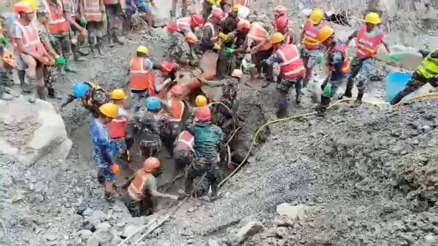 Tim penyelamat membawa seorang penyintas keluar dari terowongan yang terhubung dengan pembangkit listrik tenaga air setelah terjadinya banjir bandang dan tanah longsor yang mematikan, di lokasi yang disebutkan berada di distrik Rasuwa, Nepal, Jumat (