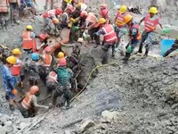 Tim penyelamat membawa seorang penyintas keluar dari terowongan yang terhubung dengan pembangkit listrik tenaga air setelah terjadinya banjir bandang dan tanah longsor yang mematikan, di lokasi yang disebutkan berada di distrik Rasuwa, Nepal, Jumat (