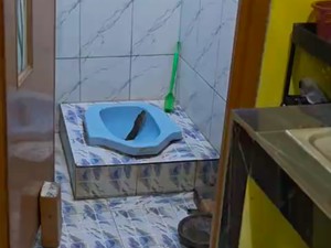 Ngeri! Ular Sanca 3 Meter Tiba-tiba Keluar dari Kloset Warga Saat Anak BAB