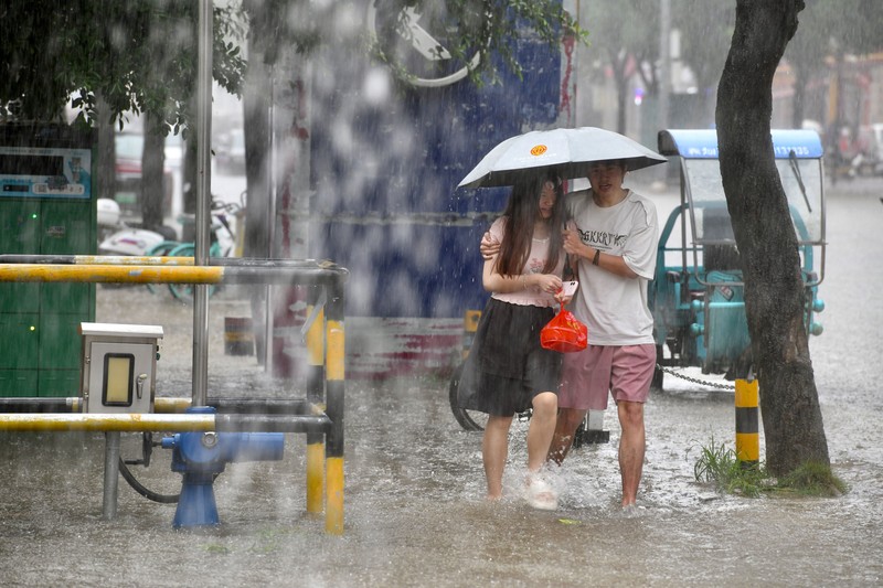 Petugas penyelamat mengevakuasi warga di tengah banjir di Fuzhou , Provinsi Fujian, China, Kamis (3/9/2026). (via REUTERS/cnsphoto)