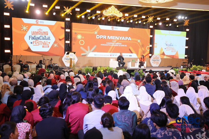 Anggota Komisi XI DPR RI, Harris Turino saat menyampaikan pemaparan dalam Lampung Financial Festival di Hotel Novotel, Bandar Lampung, Sabtu (5/9/2026). (CNBC Indonesia/Tri Susilo)