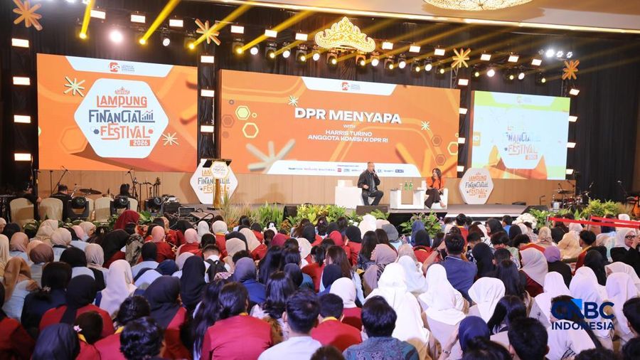 Anggota Komisi XI DPR RI, Harris Turino saat menyampaikan pemaparan dalam Lampung Financial Festival di Hotel Novotel, Bandar Lampung, Sabtu (5/9/2026). (CNBC Indonesia/Tri Susilo)