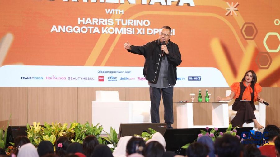 Anggota Komisi XI DPR RI, Harris Turino saat menyampaikan pemaparan dalam Lampung Financial Festival di Hotel Novotel, Bandar Lampung, Sabtu (5/9/2026).
