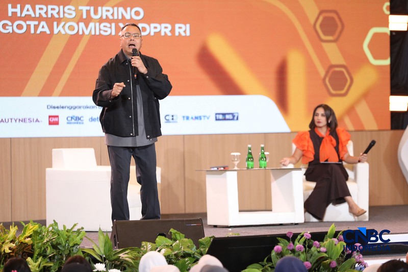 Anggota Komisi XI DPR RI, Harris Turino saat menyampaikan pemaparan dalam Lampung Financial Festival di Hotel Novotel, Bandar Lampung, Sabtu (5/9/2026). (CNBC Indonesia/Tri Susilo)