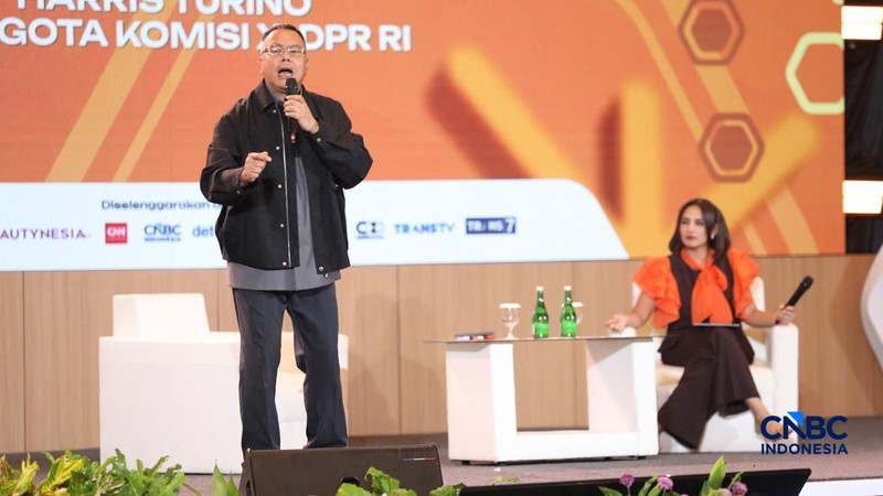 Anggota Komisi XI DPR RI, Harris Turino saat menyampaikan pemaparan dalam Lampung Financial Festival di Hotel Novotel, Bandar Lampung, Sabtu (5/9/2026).