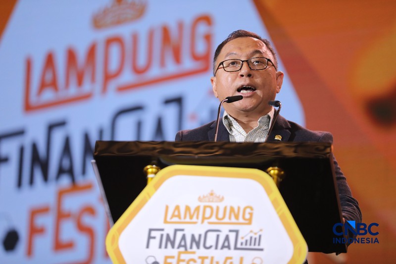 Gubernur Lampung, Rahmat Mirzani Djausal saat menyampaikan pemaparan dalam Lampung Financial Festival di Hotel Novotel, Bandar Lampung, Sabtu (5/9/2026). (CNBC Indonesia/Tri Susilo)
