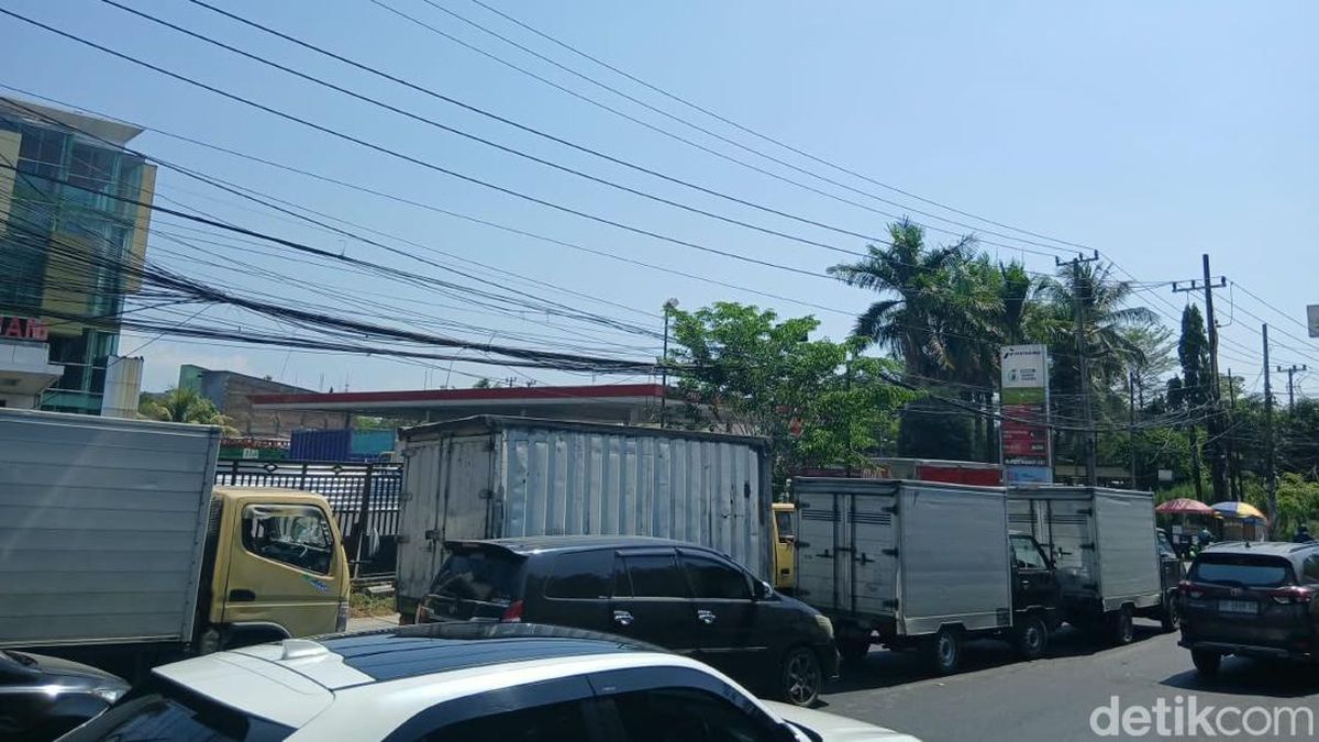 Sopir Truk Keluhkan Antrean Solar di SPBU Urip Makassar Ganggu Pekerjaan
