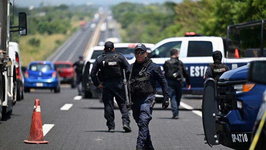 Aparat keamanan berjaga di lokasi ditemukannya jenazah Zenyazen Escobar—seorang anggota legislatif federal dari Veracruz, wilayah yang menjadi pusat sejumlah kompleks minyak utama Meksiko—dengan setidaknya satu luka tembak di jalan raya yang menghubungkan wilayah Puente Nacional dengan ibu kota negara bagian Xalapa, Meksiko, pada 4 September 2026.