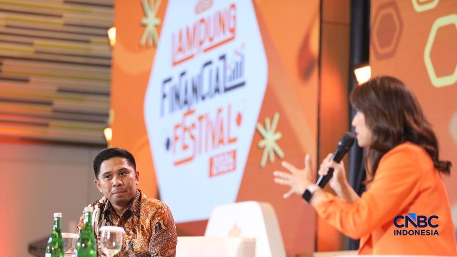 Chief Marketing Officer Raja Emas Indonesia, M. Rahmat saat menyampaikan pemaparan dalam Lampung Financial Festival di Hotel Novotel, Bandar Lampung, Sabtu (5/9/2026). (CNBC Indonesia/Tri Susilo)