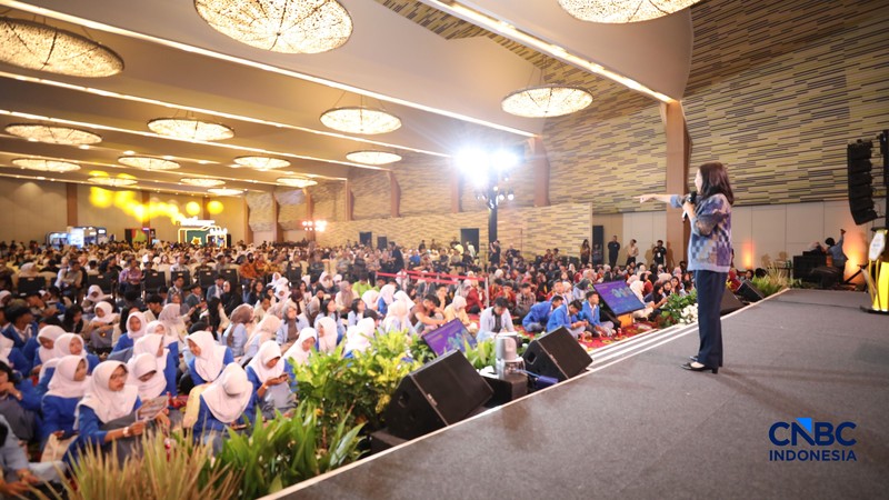 Deputi Gubernur Bank Indonesia, Filianingsih Hendartasaat menyampaikan pemaparan dalam Lampung Financial Festival di Hotel Novotel, Bandar Lampung, Sabtu (5/9/2026). (CNBC Indonesia/Tri Susilo)