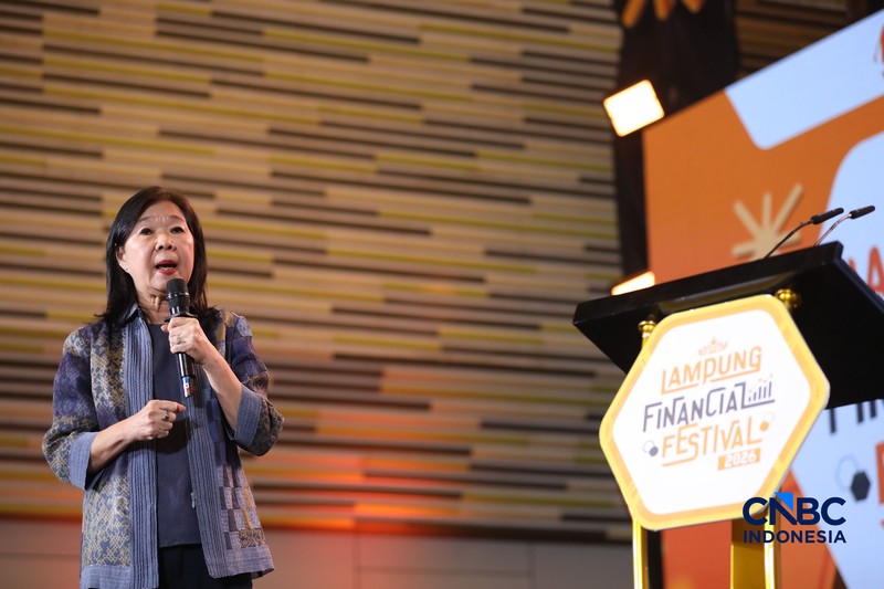 Deputi Gubernur Bank Indonesia, Filianingsih Hendartasaat menyampaikan pemaparan dalam Lampung Financial Festival di Hotel Novotel, Bandar Lampung, Sabtu (5/9/2026). (CNBC Indonesia/Tri Susilo)