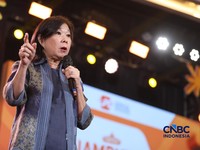 Deputi Gubernur Bank Indonesia, Filianingsih Hendartasaat menyampaikan pemaparan dalam Lampung Financial Festival di Hotel Novotel, Bandar Lampung, Sabtu (5/9/2026). (CNBC Indonesia/Tri Susilo)