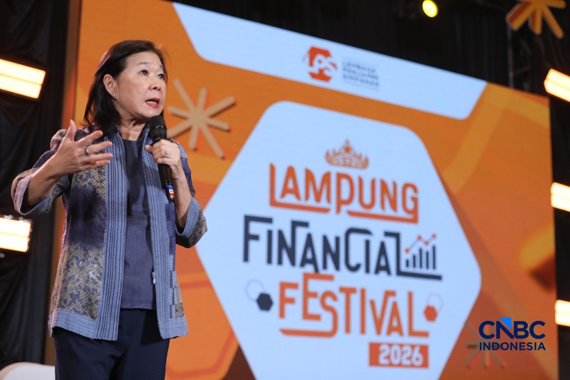 Deputi Gubernur Bank Indonesia, Filianingsih Hendartasaat menyampaikan pemaparan dalam Lampung Financial Festival di Hotel Novotel, Bandar Lampung, Sabtu (5/9/2026). (CNBC Indonesia/Tri Susilo)