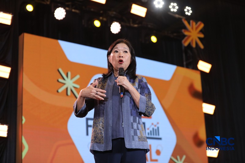 Deputi Gubernur Bank Indonesia, Filianingsih Hendartasaat menyampaikan pemaparan dalam Lampung Financial Festival di Hotel Novotel, Bandar Lampung, Sabtu (5/9/2026). (CNBC Indonesia/Tri Susilo)