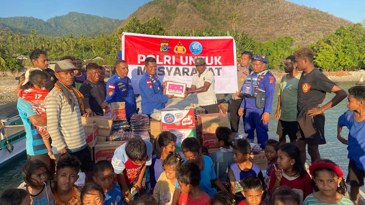 Ditpolairud Polda NTT Salurkan Bantuan untuk Korban Gempa di Pulau Besar