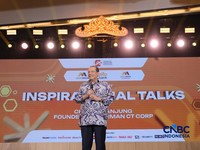 Founder & Chairman CT Corp, Chairul Tanjung saat menyampaikan pemaparan dalam Lampung Financial Festival di Hotel Novotel, Bandar Lampung, Sabtu (5/9/2026). (CNBC Indonesia/Tri Susilo)