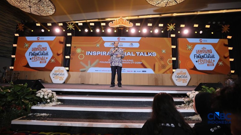 Founder & Chairman CT Corp, Chairul Tanjung saat menyampaikan pemaparan dalam Lampung Financial Festival di Hotel Novotel, Bandar Lampung, Sabtu (5/9/2026). (CNBC Indonesia/Tri Susilo)