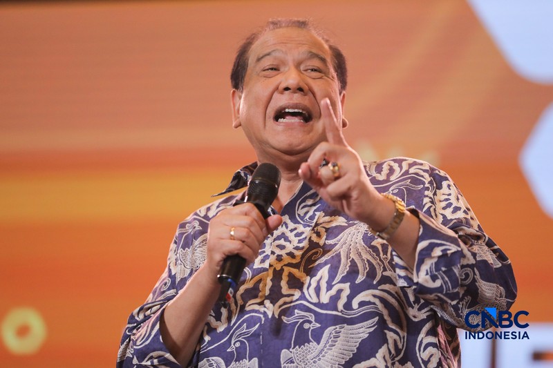 Founder &amp; Chairman CT Corp, Chairul Tanjung saat menyampaikan pemaparan dalam Lampung Financial Festival di Hotel Novotel, Bandar Lampung, Sabtu (5/9/2026). (CNBC Indonesia/Tri Susilo)