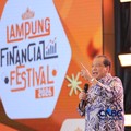 Founder & Chairman CT Corp, Chairul Tanjung saat menyampaikan pemaparan dalam Lampung Financial Festival di Hotel Novotel, Bandar Lampung, Sabtu (5/9/2026). (CNBC Indonesia/Tri Susilo)