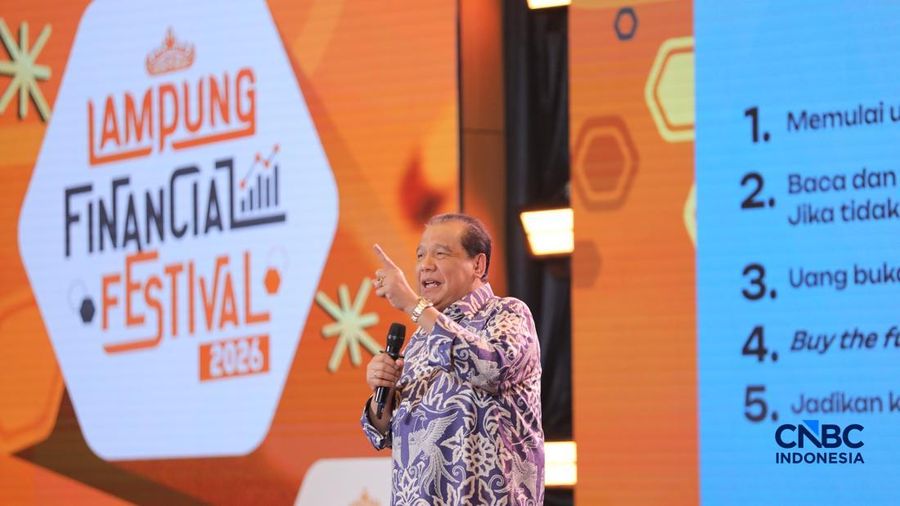 Founder & Chairman CT Corp, Chairul Tanjung saat menyampaikan pemaparan dalam Lampung Financial Festival di Hotel Novotel, Bandar Lampung, Sabtu (5/9/2026). (CNBC Indonesia/Tri Susilo)