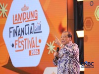 Founder & Chairman CT Corp, Chairul Tanjung saat menyampaikan pemaparan dalam Lampung Financial Festival di Hotel Novotel, Bandar Lampung, Sabtu (5/9/2026). (CNBC Indonesia/Tri Susilo)