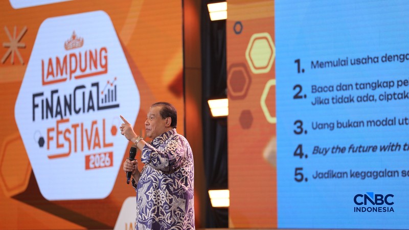Founder &amp; Chairman CT Corp, Chairul Tanjung saat menyampaikan pemaparan dalam Lampung Financial Festival di Hotel Novotel, Bandar Lampung, Sabtu (5/9/2026). (CNBC Indonesia/Tri Susilo)