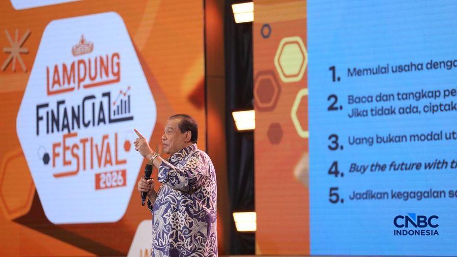 Founder & Chairman CT Corp, Chairul Tanjung saat menyampaikan pemaparan dalam Lampung Financial Festival di Hotel Novotel, Bandar Lampung, Sabtu (5/9/2026).