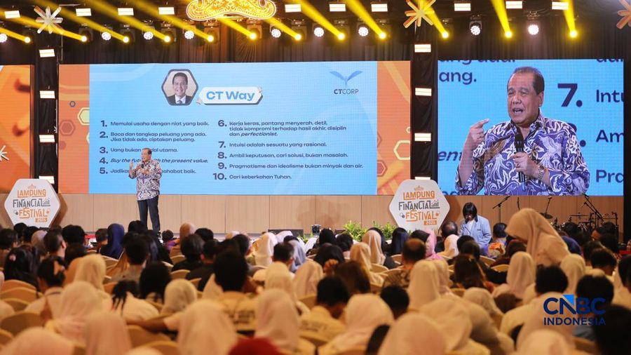 Founder & Chairman CT Corp, Chairul Tanjung saat menyampaikan pemaparan dalam Lampung Financial Festival di Hotel Novotel, Bandar Lampung, Sabtu (5/9/2026).