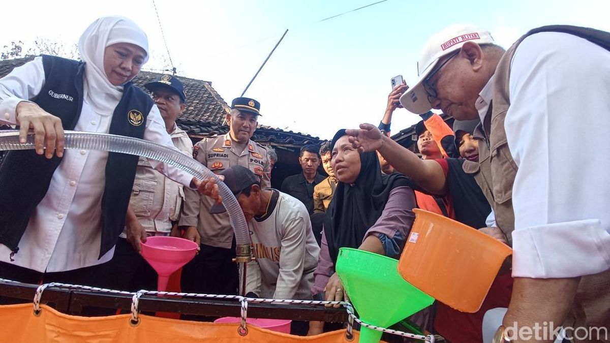 Khofifah Salurkan 17 Ribu Liter Air Bersih untuk Warga Blitar