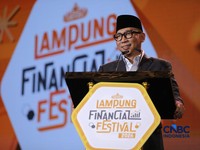 Gubernur Lampung, Rahmat Mirzani Djausal saat menyampaikan pemaparan dalam Lampung Financial Festival di Hotel Novotel, Bandar Lampung, Sabtu (5/9/2026). (CNBC Indonesia/Tri Susilo)