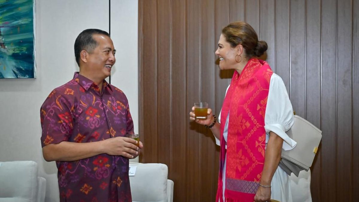 Iqbal Sambut Putri Mahkota Swedia dengan Tenun-Minuman Tradisional Sasak