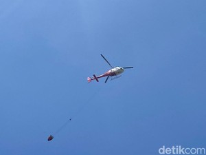 Terkendala Angin Kencang, Water Bombing di Gunung Buthak Dihentikan