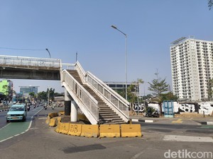 Tangga JPO Dewi Sartika Cawang Ada di Tengah Jalan, Ini Penampakannya
