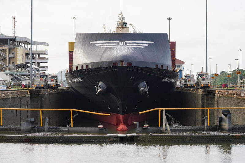 Para nelayan dari pelabuhan La Boca memuat tangki bensin ke atas perahu saat kapal berbendera Liberia, MSC ILLINOIS VII, melintasi Terusan Panama di tengah penurunan permukaan air akibat kurangnya curah hujan yang terkait dengan El Ni&ntilde;o, di Panama City, Panama, pada 4 September 2026. (REUTERS/Enea Lebrun)