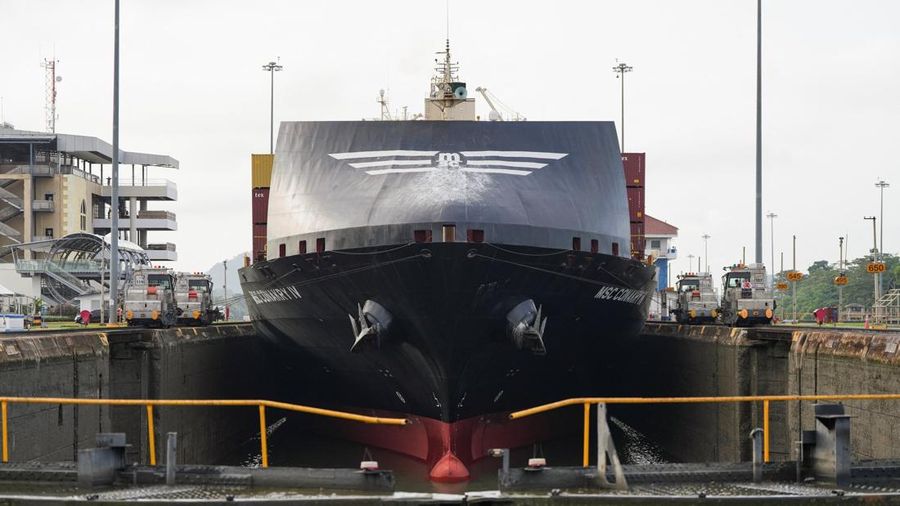Kapal peti kemas MSC CONAKRY IV melintasi Pintu Air Miraflores di Terusan Panama, di tengah penurunan permukaan air akibat kurangnya curah hujan yang terkait dengan El Niño, di Panama City, Panama, pada 4 September 2026.