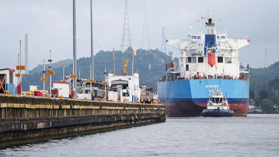 Kapal tanker LPG NANTES meninggalkan Pintu Air Miraflores di Terusan Panama di tengah penurunan permukaan air akibat kurangnya curah hujan yang terkait dengan El Niño, di Panama City, Panama, pada 4 September 2026.