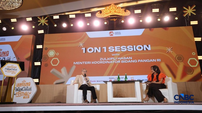 Menteri Koordinator Bidang Pangan RI, Zulkifli Hasan (Zulhas) saat menyampaikan pemaparan dalam Lampung Financial Festival di Hotel Novotel, Bandar Lampung, Sabtu (5/9/2026).