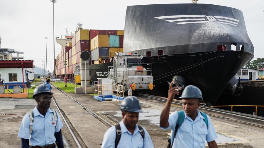 Para pekerja Terusan Panama berjalan di sepanjang pintu air Miraflores saat kapal peti kemas MSC CONAKRY IV melintasi Terusan Panama, di tengah penurunan permukaan air akibat kurangnya curah hujan yang dikaitkan dengan El Niño, di Panama City, Panama, pada 4 September 2026.