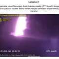 Pengamatan visual Gunung api Anak Krakatau melalui CCTV Lava93, Sabtu (5/9/2026) pukul 00.01 WIB. Warna merah menyala semburan erupsi terlihat jelas secara menerus. (Dok. Badan Geologi, Kementerian ESDM)
