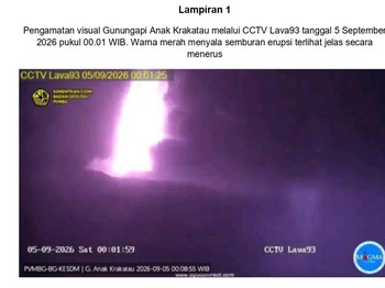 Pengamatan visual Gunung api Anak Krakatau melalui CCTV Lava93, Sabtu (5/9/2026) pukul 00.01 WIB. Warna merah menyala semburan erupsi terlihat jelas secara menerus. (Dok. Badan Geologi, Kementerian ESDM)